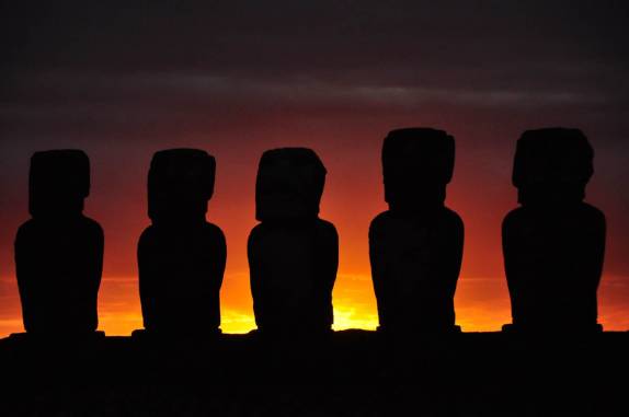 Um inesquecível nascer-do-sol por detrás da fileira de Moais de Tongariki, no sul da Ilha de Páscoa, ilha chilena no meio do Oceano Pacífico